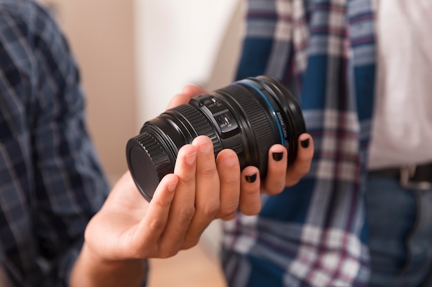 Fotografi che scelgono l'obiettivo per il primo piano della macchina fotografica