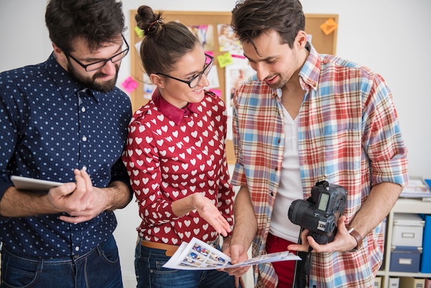 Fotografi professionisti che lavorano nel loro ufficio