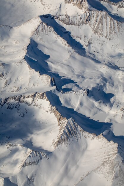 Fotografia a volo d'uccello di montagne coperte di neve