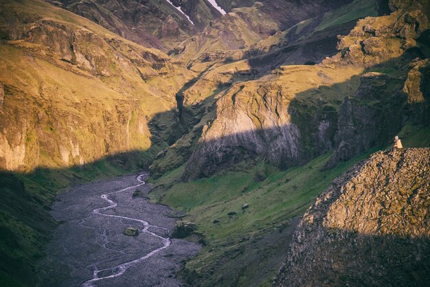 Fotografia ad alto angolo di montagne e fiume verdi