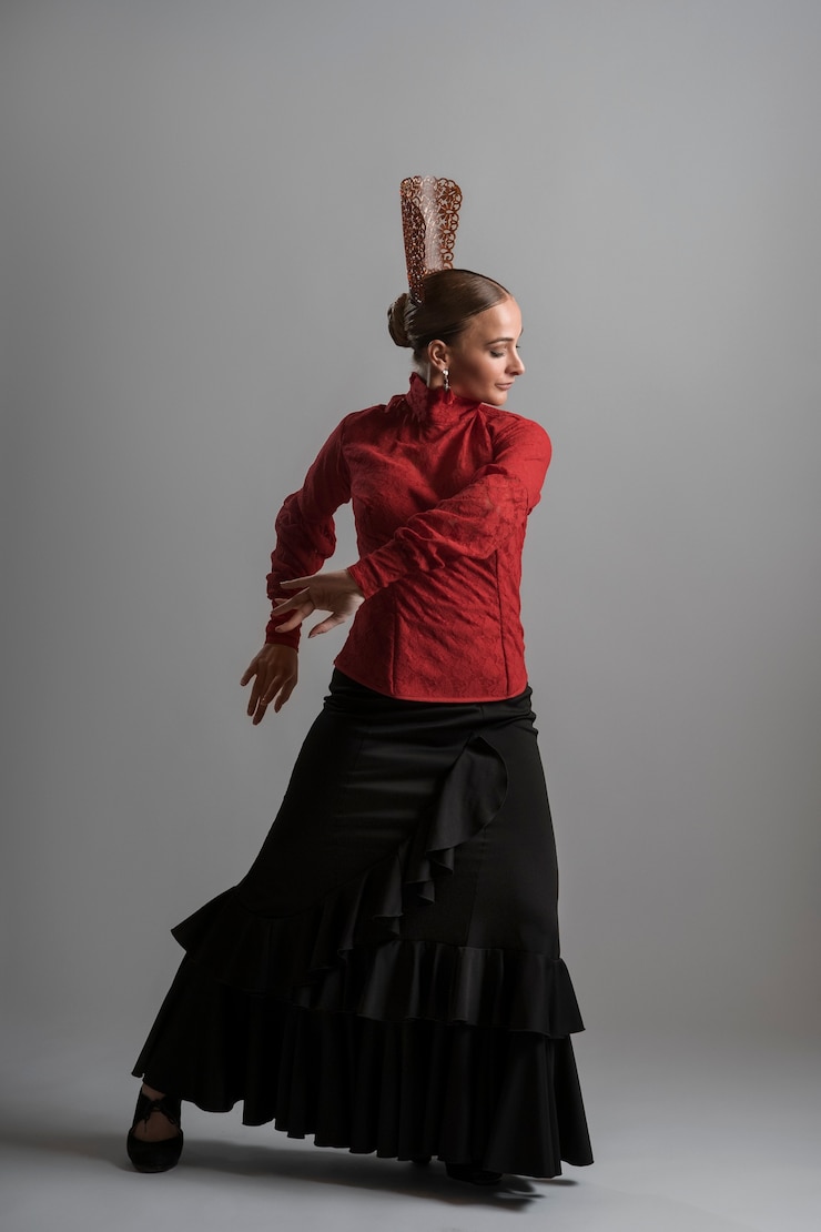 Foto gratuito fotografia completa di una donna che balla in studio