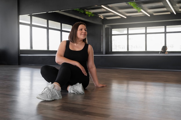 Fotografia completa di una donna che balla in studio