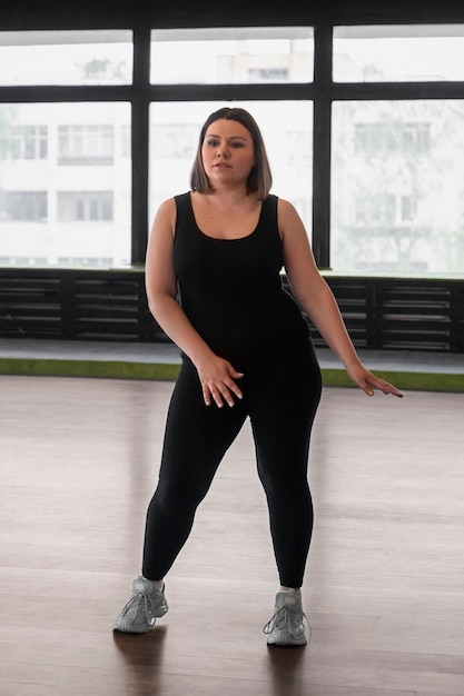 Fotografia completa di una donna che balla in studio