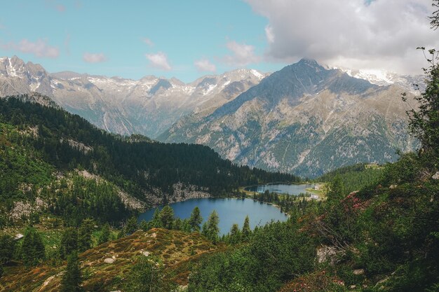 Fotografia con vista dall'alto della catena montuosa