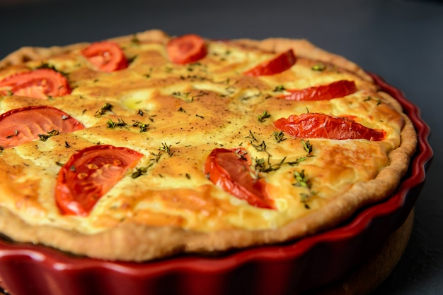 Fotografia di cibo e concetto di ristorante. Colpo del primo piano di gustosa torta al forno