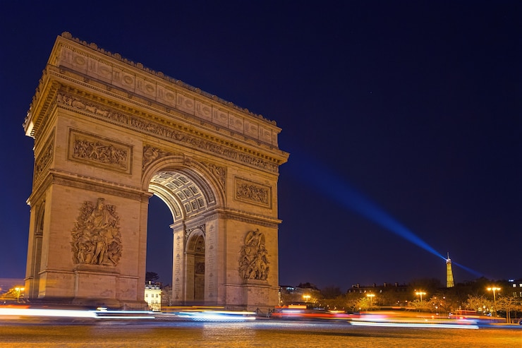 Foto gratuito fotografia di lasso di tempo di arch de triumph di notte