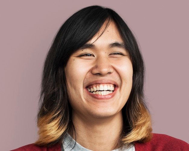 Fotografia di un uomo felice, capelli lunghi e un viso sorridente