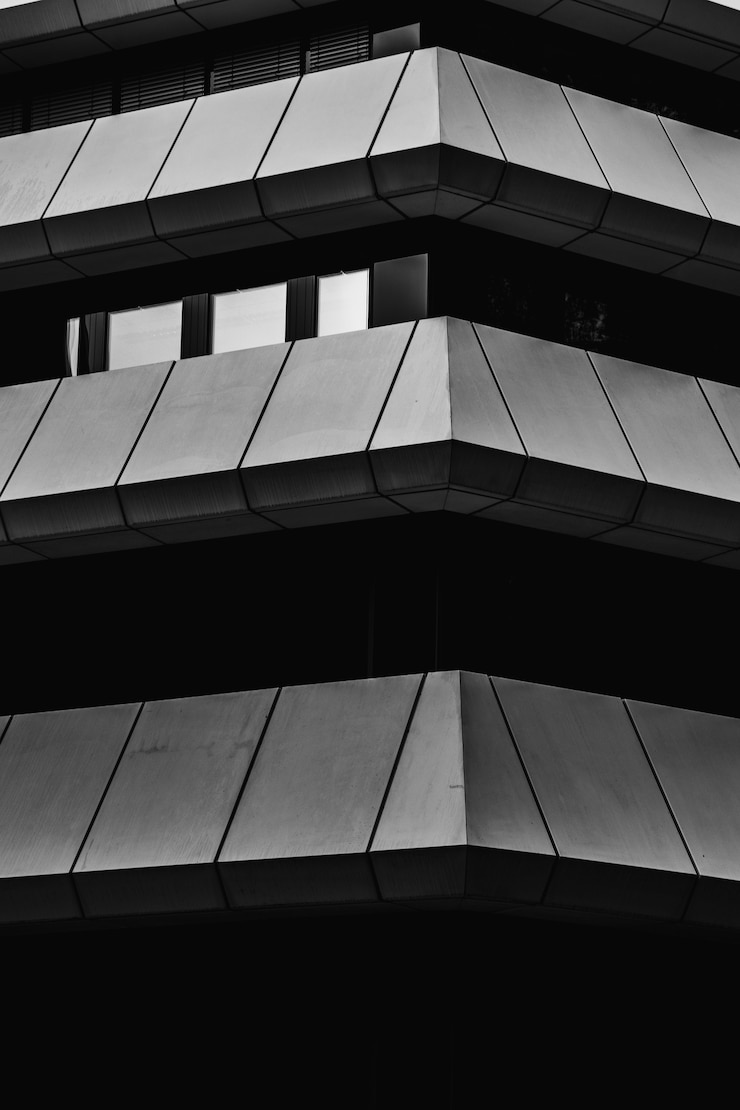 Foto gratuito fotografia in scala di grigi di un edificio alto