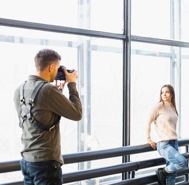 Fotografo che cattura le maschere del modello femminile