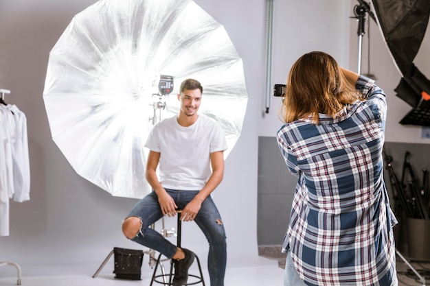 Fotografo che cattura una foto del modello maschio