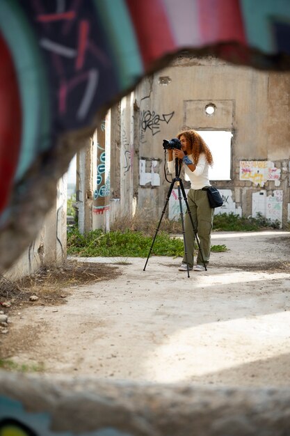 Fotografo che esplora un luogo abbandonato