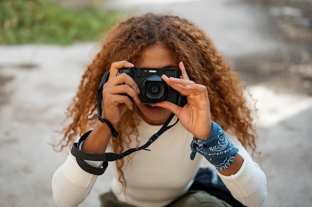 Fotografo che esplora un luogo abbandonato