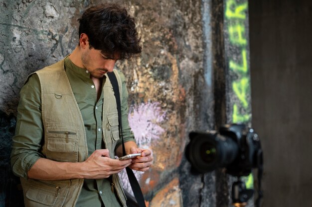 Fotografo che esplora un luogo abbandonato