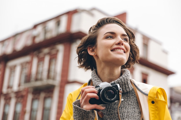 Fotografo concentrato di giovane donna