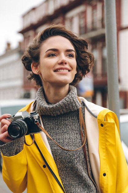 Fotografo concentrato di giovane donna