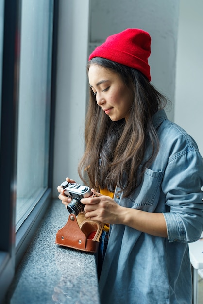 Fotografo della donna che guarda l'obbiettivo