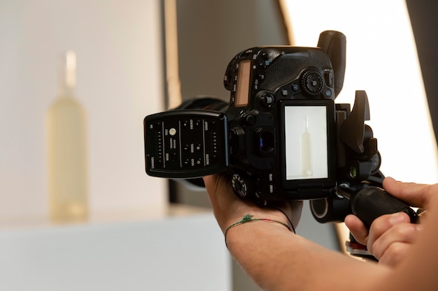 Fotografo di prodotto che fa il suo lavoro in studio