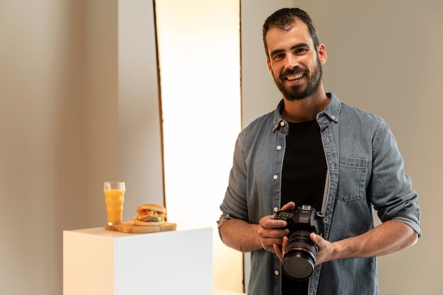 Fotografo di prodotto che fa il suo lavoro in studio