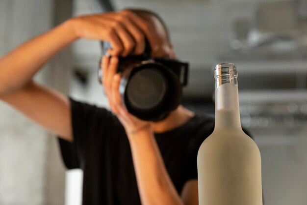 Fotografo di prodotto maschio che fa il suo lavoro in studio