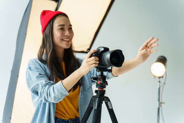 Fotografo di smiley che scatta foto