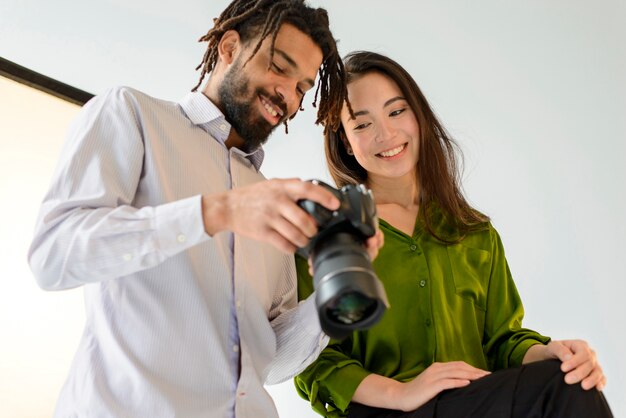 Fotografo e modella con la macchina fotografica