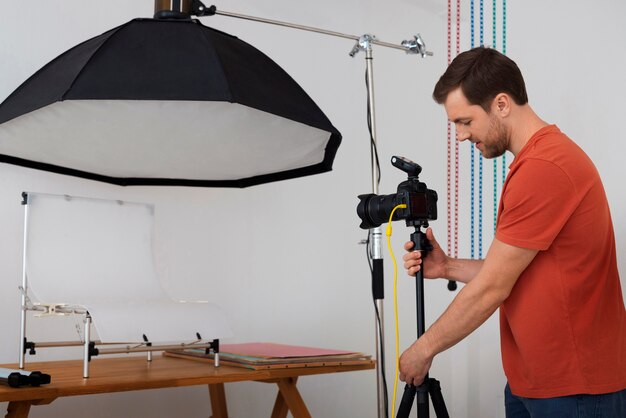 Fotografo specializzato in riprese medie che lavora in studio