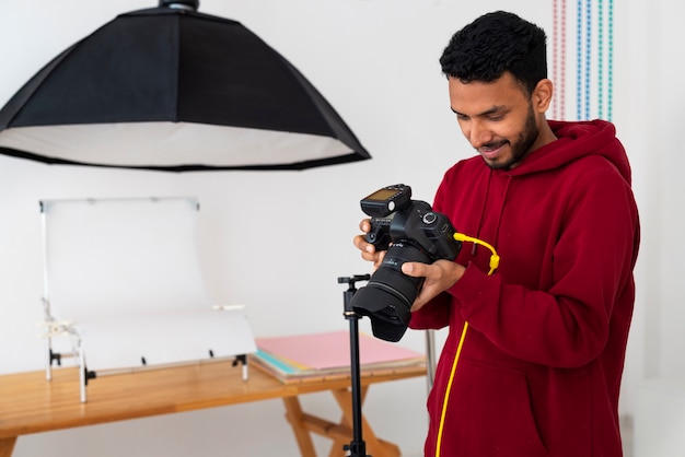 Fotografo specializzato in riprese medie che lavora in studio