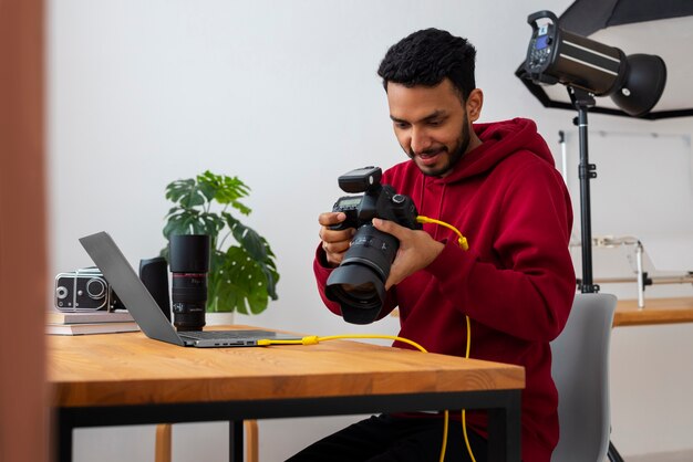 Fotografo specializzato in riprese medie che lavora in studio