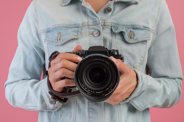 Fotografo vista frontale con la macchina fotografica