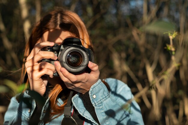 Fotografo vista frontale con la macchina fotografica