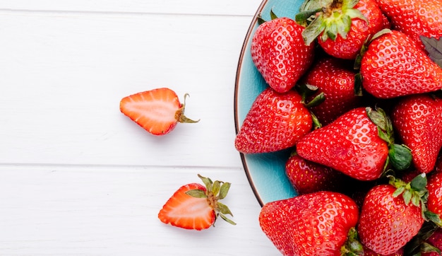 Fragola di vista superiore su fondo bianco