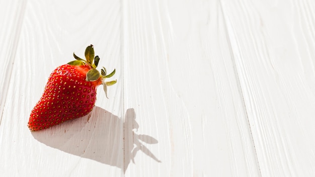 Fragola fresca su fondo di legno