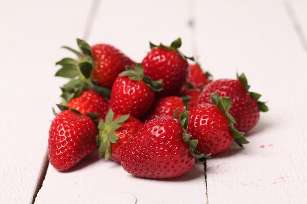 Fragola fresca su una tavola bianca