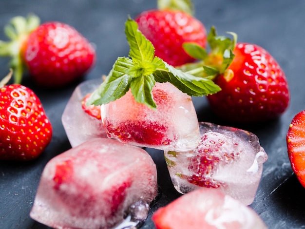 Fragola in cubetti di ghiaccio