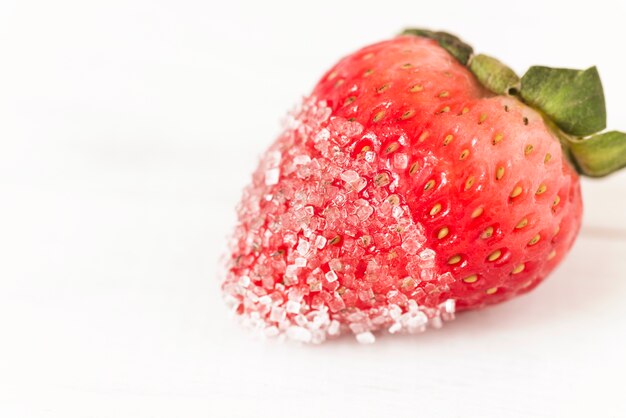 Fragola rossa fresca con zucchero su priorità bassa bianca