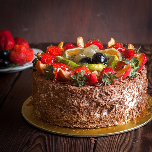 Fragola, torta di frutta al cioccolato e fragola fresca sulla tavola di legno