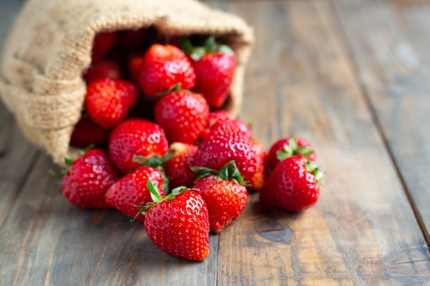 Fragole fresche sul tavolo di legno.