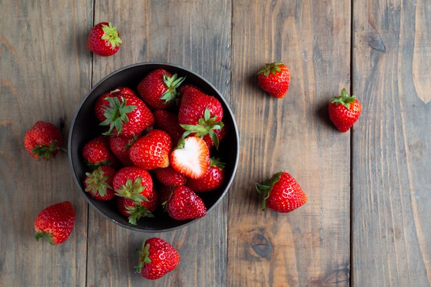 Fragole fresche sul tavolo di legno.