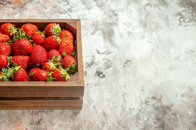 fragole su scatola di legno con copia spazio