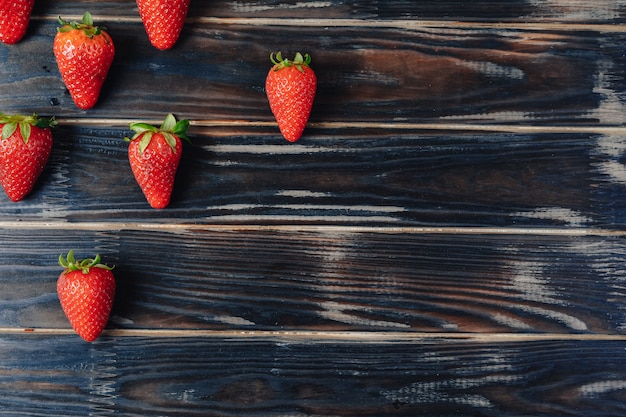 Fragole su una tavola di legno