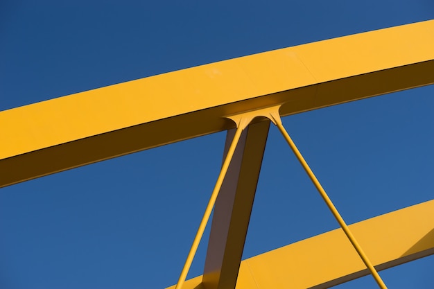 Frammenti di una moderna costruzione gialla con un blu