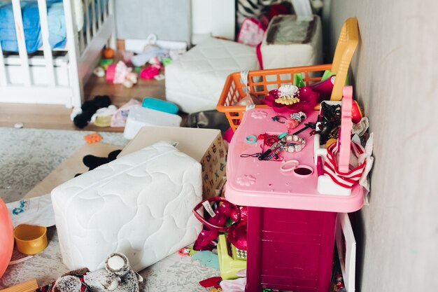 Frammento di una foto di una stanza per bambini con oggetti e giocattoli sparsi