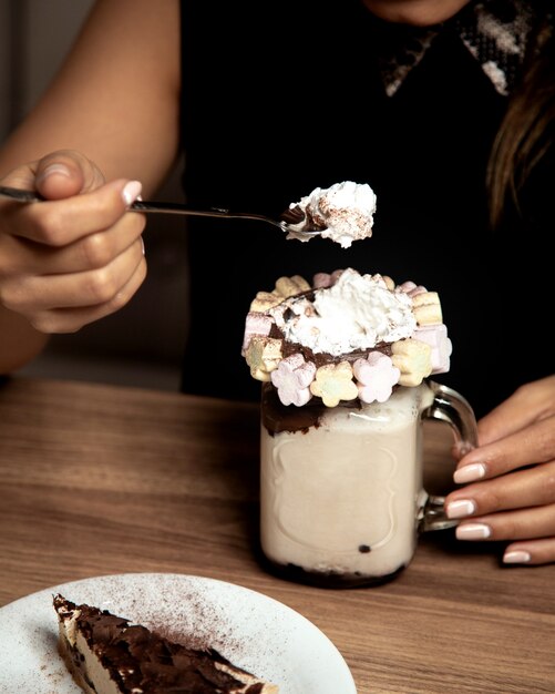 Frappuccino al cioccolato sul tavolo