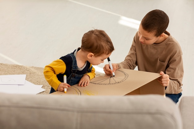 Fratelli ad alto angolo che disegnano a casa