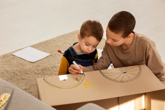 Fratelli ad alto angolo che disegnano a casa