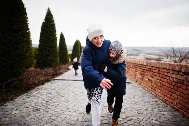 Fratelli allo storico castello di Mikulov Moravia Repubblica Ceca Vecchia città europea