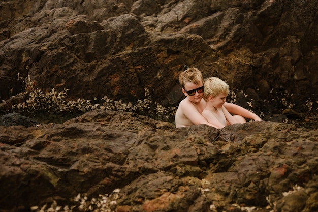 Fratelli biondi carini in posa sulla spiaggia