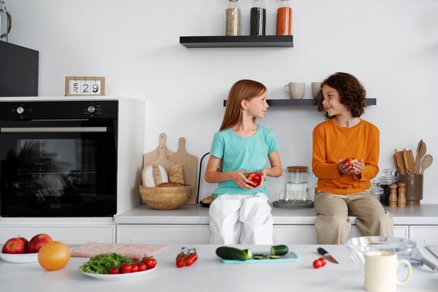 Fratelli che cucinano insieme a casa