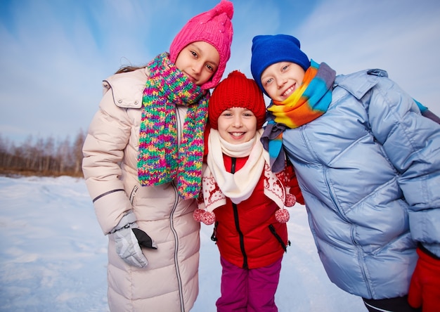 Fratelli che godono inverno