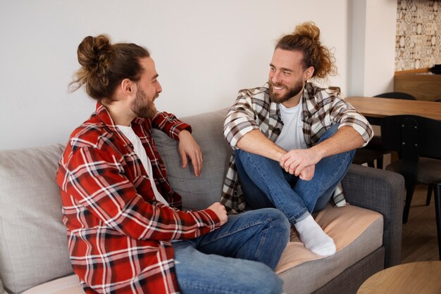 Fratelli di smiley a tutto campo seduti sul divano